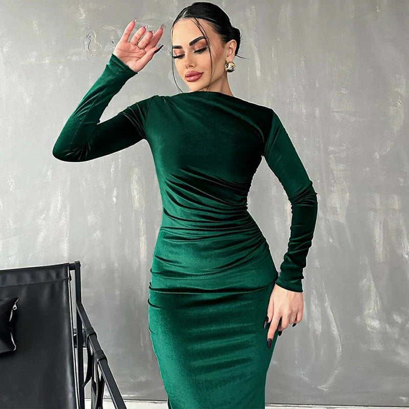 Ženska moda, uska haljina s dugim rukavima, u jednobojnoj boji