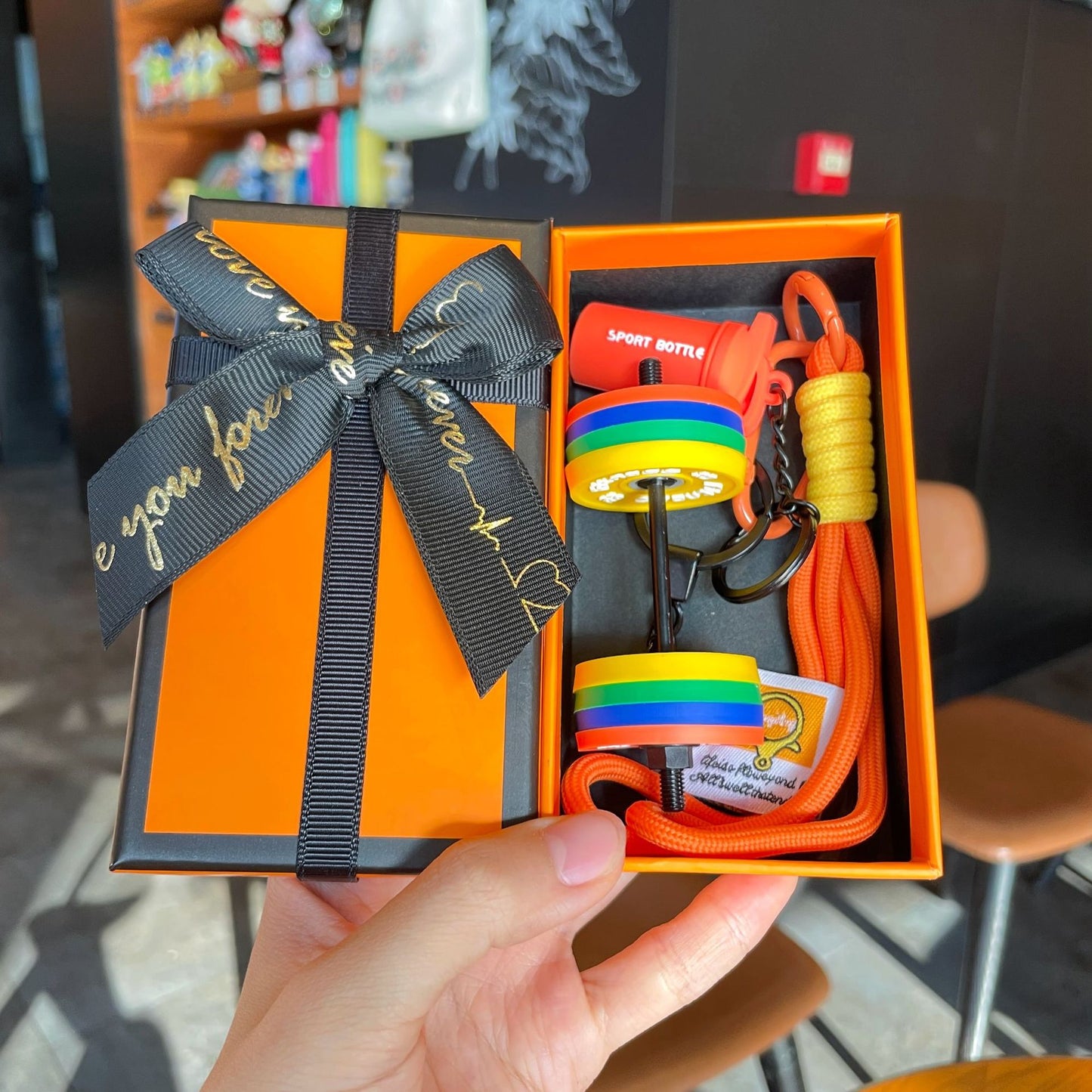 【🎁Božićna ponuda🎄】Kreativni mini privjesak za ključeve s bučicama – šareni dizajn od silikona i metala | Savršen poklon za ljubitelje fitnessa!