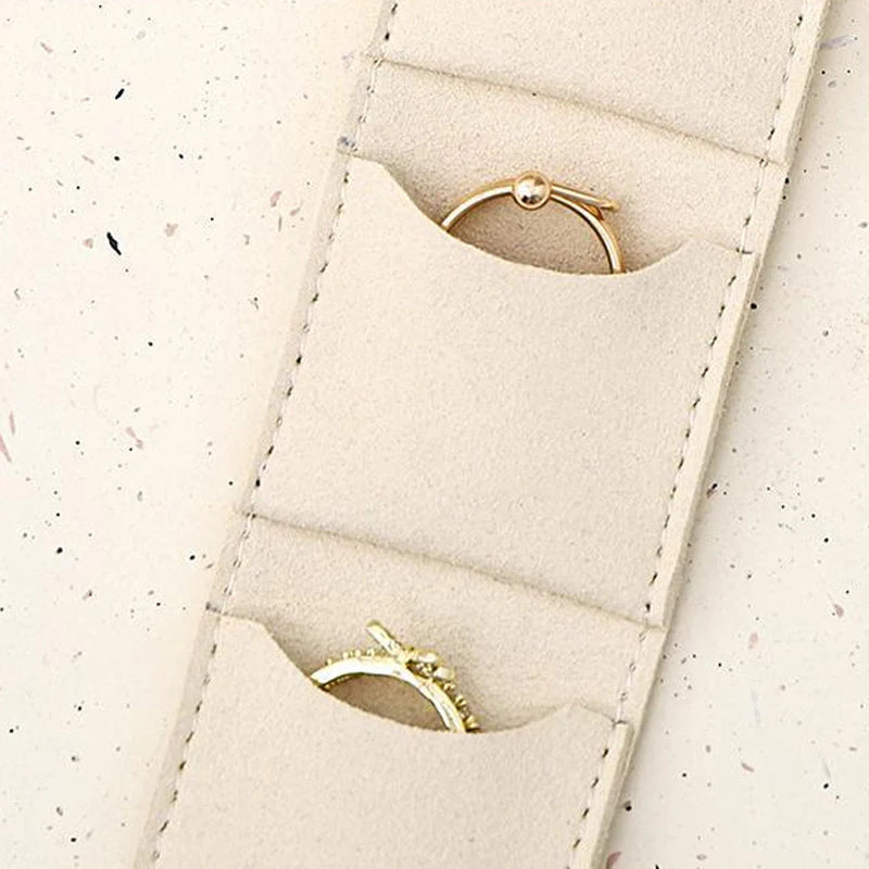 【🎁Božićna ponuda🎄】Sklopivi organizator za nakit od baršuna – kompaktan, elegantan i dizajn prilagođen putovanjima s sigurnim zatvaranjem na kopču（🔥Kupi 1 dobi 1 gratis🔥）