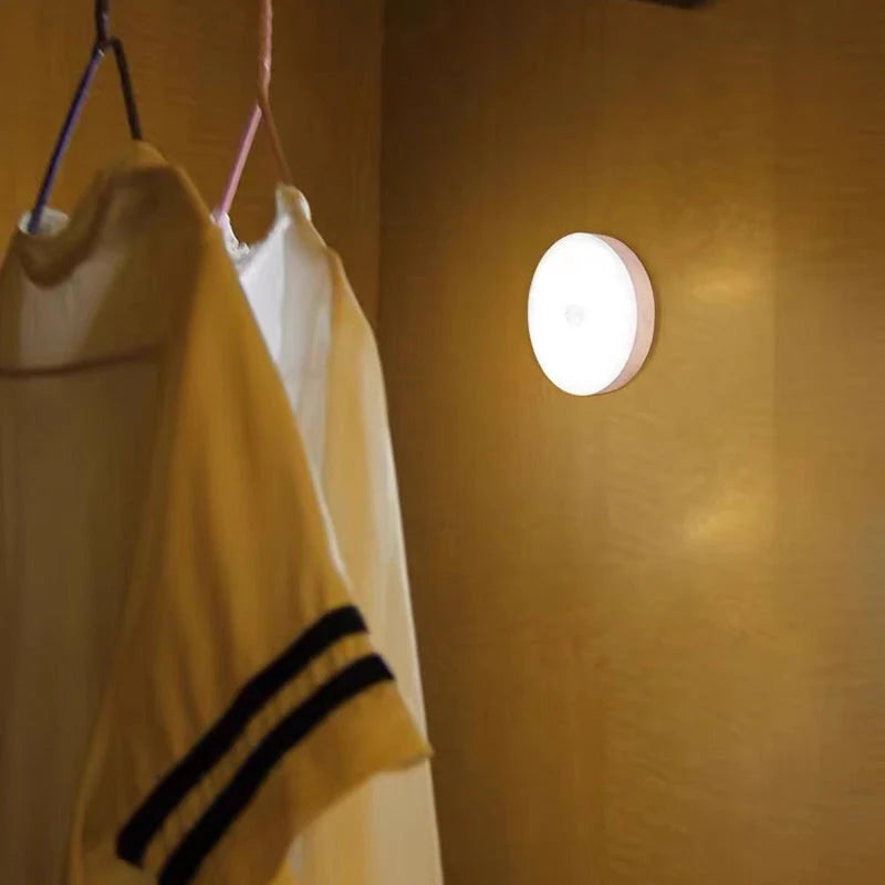 【🎁Božićna ponuda🎄】Kompaktna noćna lampa za dom sa senzorom pokreta